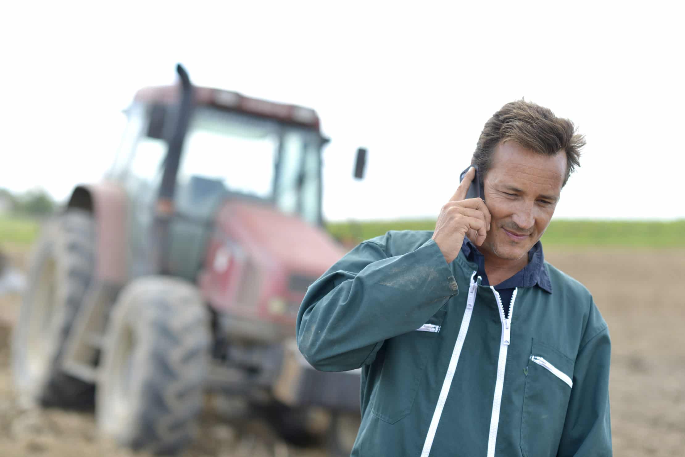 Farm call. Фермер с телефоном. Сельхозпроизводитель с телефоном. Фермер звонит по телефону. Фермер говорит.